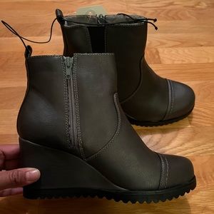 KHOMBU gray wedge bootie - size 7 - 3” heel